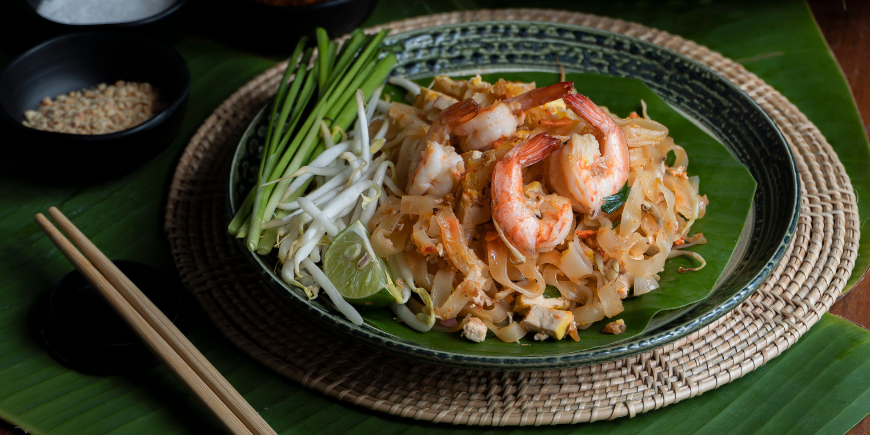 Pad thai katkarapuja lautasella