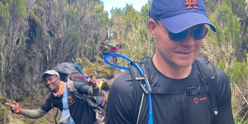 Onnellinen opas Kilimanjarolla