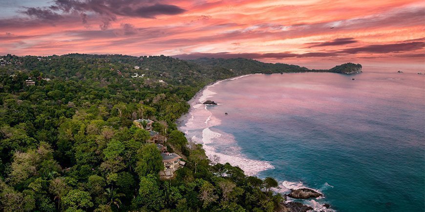 Auringonlasku Manuel Antonion yllä