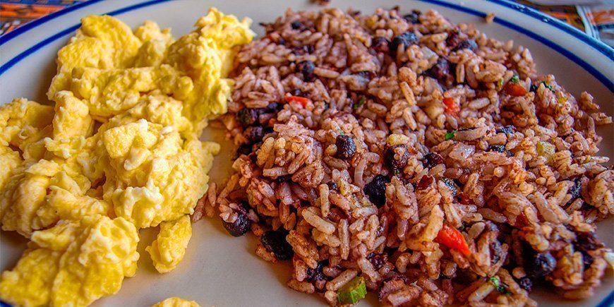 Gallo Pinto munakokkelin kanssa