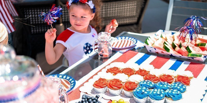 Pikkutyttö juhlii Yhdysvaltain itsenäisyyspäivää