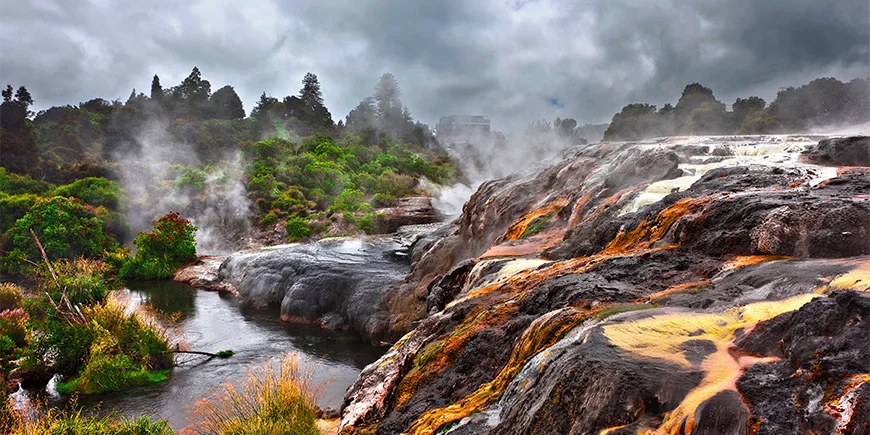 Te Puia, elävä maori-kulttuuri- ja geoterminen keskus.