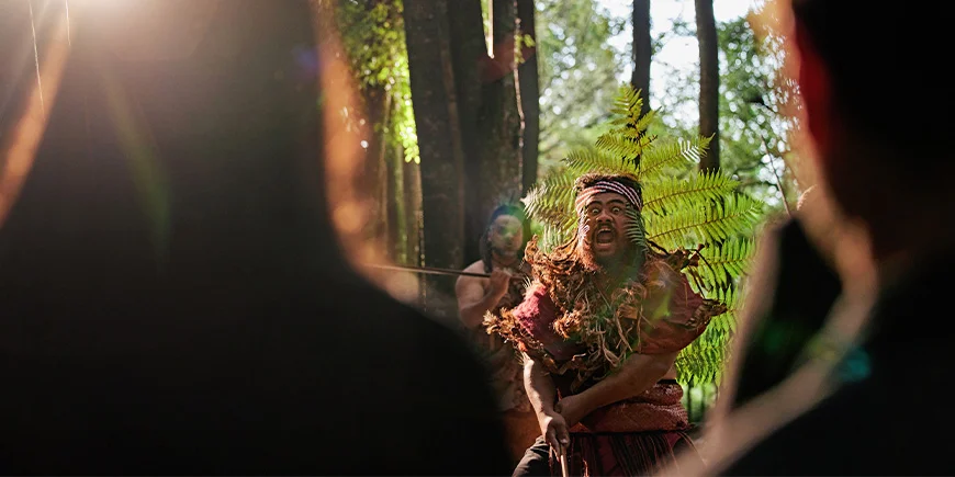 Maorit esittävät haka-tanssia