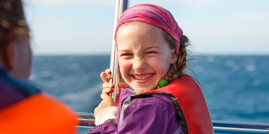 Tyttö valassafarilla Mirissassa Sri Lankassa