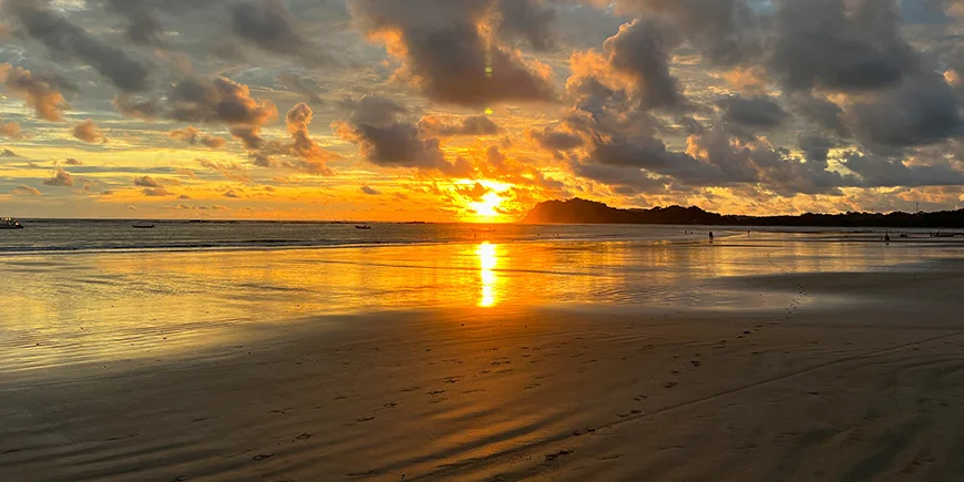 Auringonlasku Playa Sámara -rannalla syyskuussa