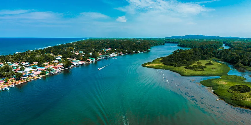 Tortuguero Village ja sademetsän kanavat