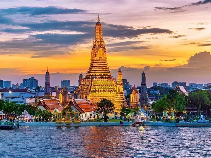 Wat Arun -temppeli auringonlaskun aikaan Bangkokissa, Thaimaa