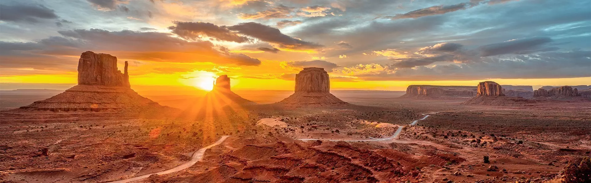 Auringonnousu Monument Valley'ssä Arizonassa, Yhdysvalloissa