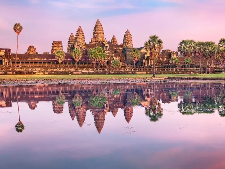 Vedestä peilautuva Angkor Wat, Kambodža