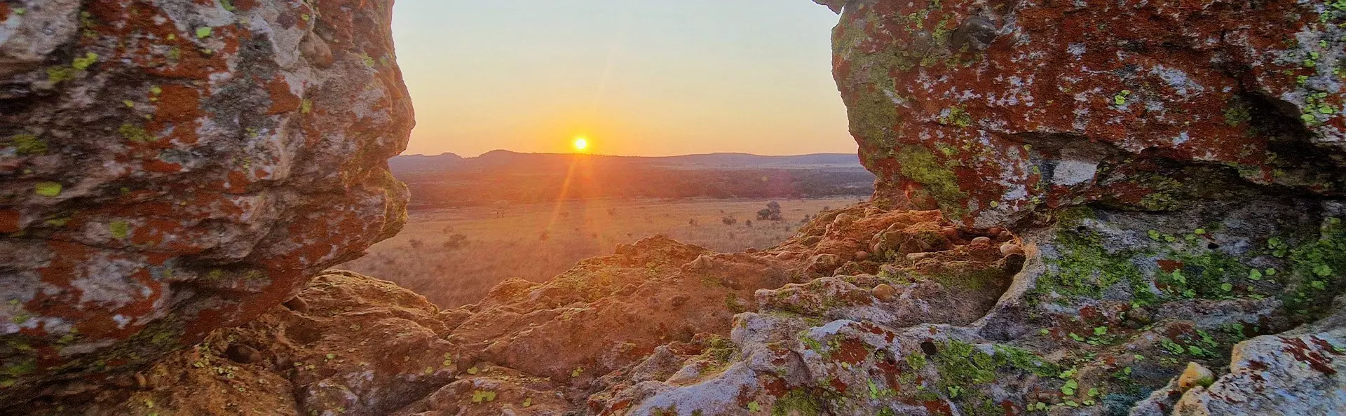 Auringonlasku Isalon kansallispuistossa Madagaskarissa