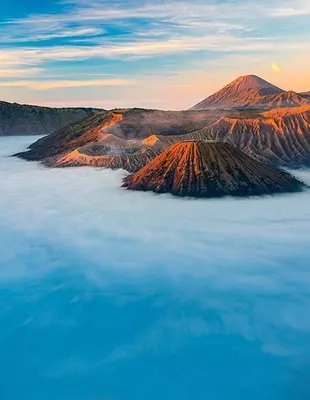Aamusumun ympäröimä Bromo-tulivuori auringonnousun aikaan Itä-Jaavalla Indonesiassa