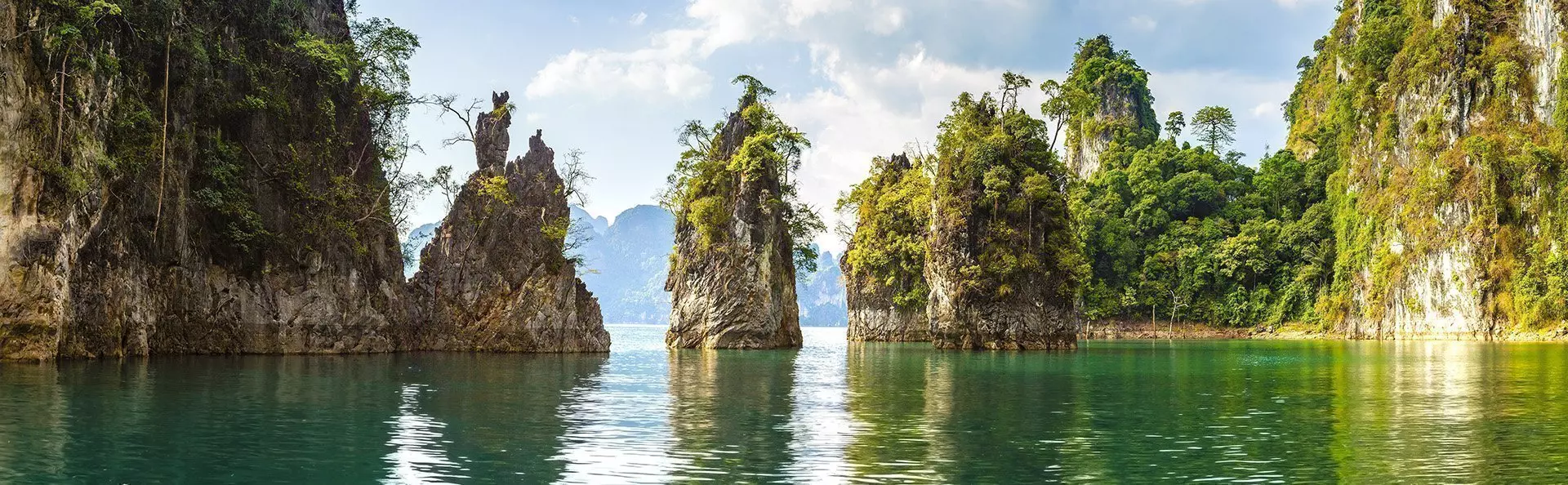 Khao Sokin kansallispuiston Cheow Lan -järven kalkkikiveä.